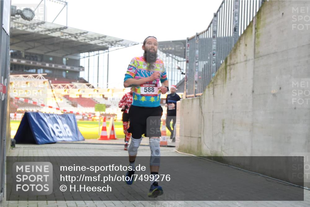 08.12.2024 - St. Pauli X-Mass-Run No. 14 H.Heesch http://msf.ph/oto/7499276 08.12.2024 10:02:31 Ziel 588, 1784, 2780, 2817, 2965, 3304, 588, 838, 2780, 3255 meine-sportfotos.de