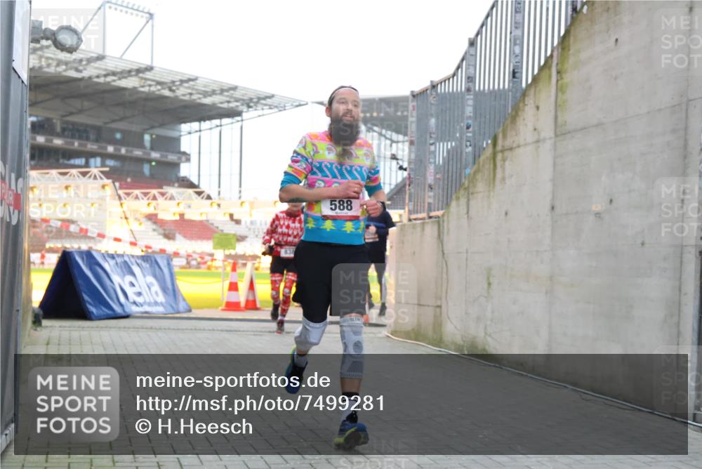 08.12.2024 - St. Pauli X-Mass-Run No. 14 H.Heesch http://msf.ph/oto/7499281 08.12.2024 10:02:31 Ziel 588, 1784, 2780, 2817, 2965, 3304, 588, 838, 2780, 3255 meine-sportfotos.de