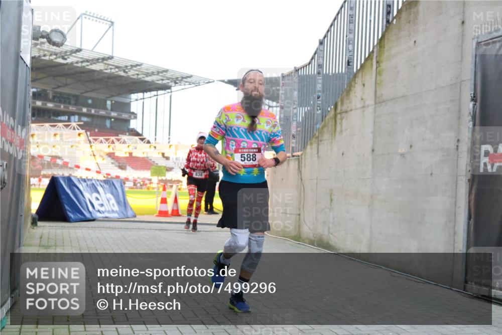 08.12.2024 - St. Pauli X-Mass-Run No. 14 H.Heesch http://msf.ph/oto/7499296 08.12.2024 10:02:32 Ziel 588, 1784, 2780, 2817, 2965, 3304, 588, 838, 2780, 3255 meine-sportfotos.de