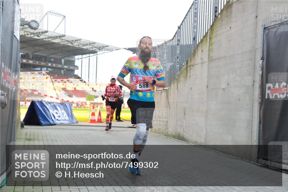 08.12.2024 - St. Pauli X-Mass-Run No. 14 H.Heesch http://msf.ph/oto/7499302 08.12.2024 10:02:32 Ziel 588, 1784, 2780, 2817, 2965, 3304, 588, 838, 2780, 3255 meine-sportfotos.de