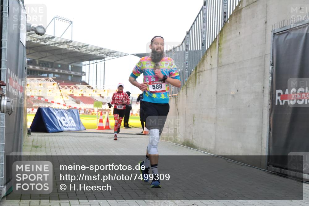 08.12.2024 - St. Pauli X-Mass-Run No. 14 H.Heesch http://msf.ph/oto/7499309 08.12.2024 10:02:32 Ziel 588, 1784, 2780, 2817, 2965, 3304, 588, 838, 2780, 3255 meine-sportfotos.de