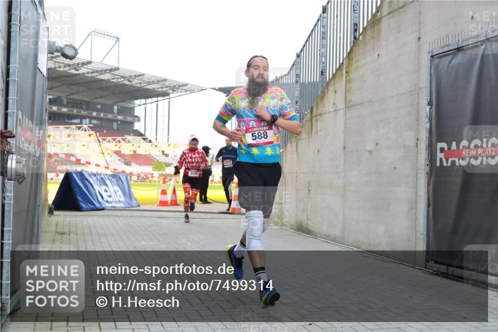 08.12.2024 - St. Pauli X-Mass-Run No. 14 H.Heesch http://msf.ph/oto/7499314 08.12.2024 10:02:32 Ziel 588, 1784, 2780, 2817, 2965, 3304, 588, 838, 2780, 3255 meine-sportfotos.de