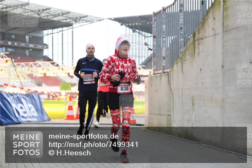 08.12.2024 - St. Pauli X-Mass-Run No. 14 H.Heesch http://msf.ph/oto/7499341 08.12.2024 10:02:33 Ziel 588, 1784, 2780, 2817, 2965, 3304, 588, 838, 3255 meine-sportfotos.de