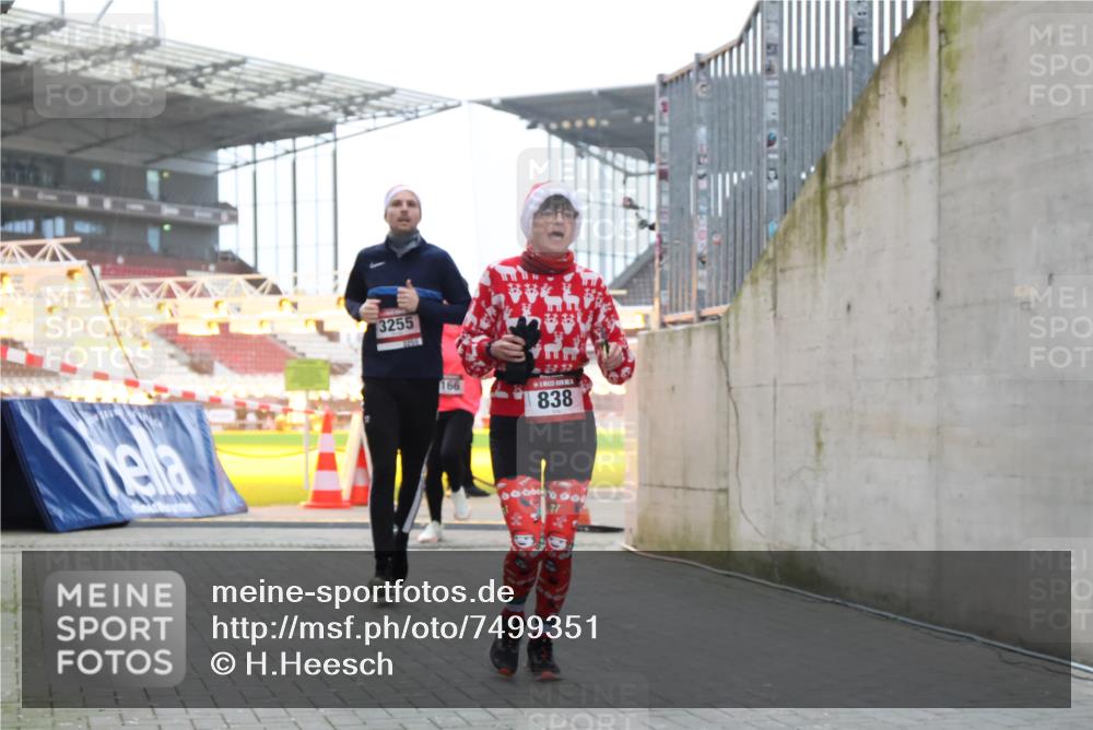 08.12.2024 - St. Pauli X-Mass-Run No. 14 H.Heesch http://msf.ph/oto/7499351 08.12.2024 10:02:34 Ziel 588, 838, 1784, 2780, 2965, 3304, 838, 3255 meine-sportfotos.de