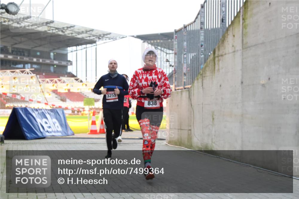 08.12.2024 - St. Pauli X-Mass-Run No. 14 H.Heesch http://msf.ph/oto/7499364 08.12.2024 10:02:34 Ziel 588, 838, 1784, 2780, 2965, 3304, 838, 3255 meine-sportfotos.de