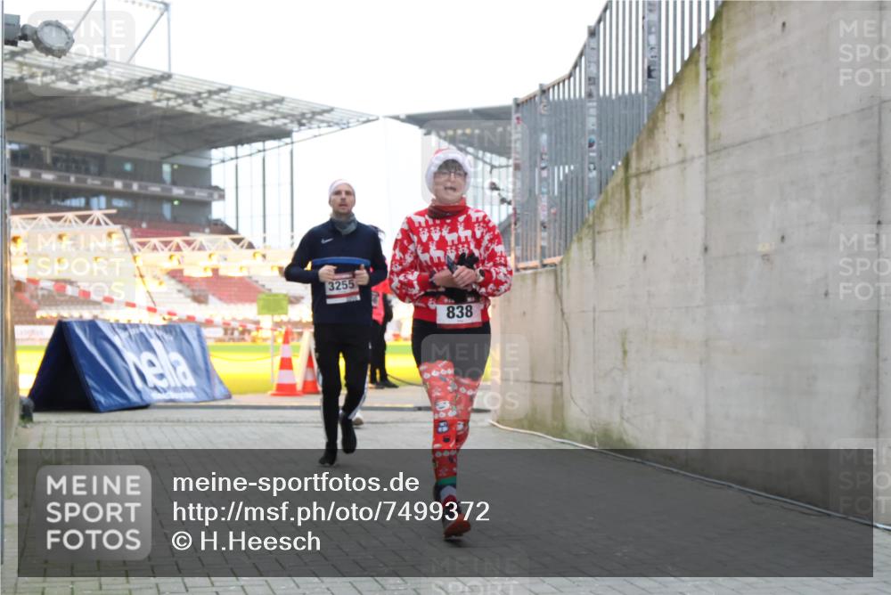 08.12.2024 - St. Pauli X-Mass-Run No. 14 H.Heesch http://msf.ph/oto/7499372 08.12.2024 10:02:34 Ziel 588, 838, 1784, 2780, 2965, 3304, 838, 3255 meine-sportfotos.de