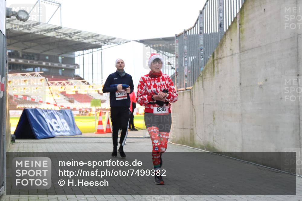 08.12.2024 - St. Pauli X-Mass-Run No. 14 H.Heesch http://msf.ph/oto/7499382 08.12.2024 10:02:34 Ziel 588, 838, 1784, 2780, 2965, 3304, 838, 3255 meine-sportfotos.de