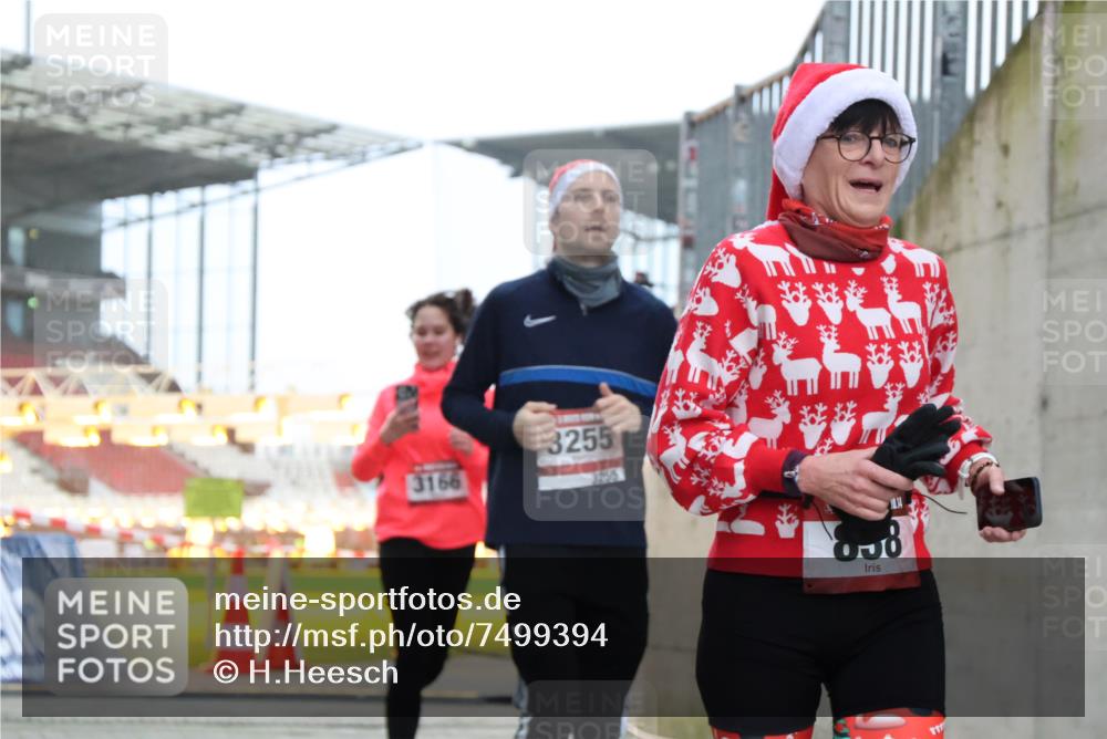 08.12.2024 - St. Pauli X-Mass-Run No. 14 H.Heesch http://msf.ph/oto/7499394 08.12.2024 10:02:35 Ziel 588, 838, 1784, 2780, 2965, 3255, 3304, 838, 3255 meine-sportfotos.de