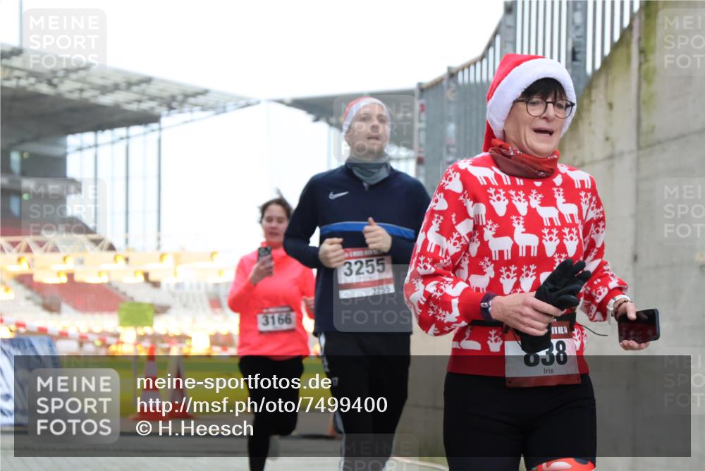 08.12.2024 - St. Pauli X-Mass-Run No. 14 H.Heesch http://msf.ph/oto/7499400 08.12.2024 10:02:35 Ziel 588, 838, 1784, 2780, 2965, 3255, 3304, 838, 3255 meine-sportfotos.de