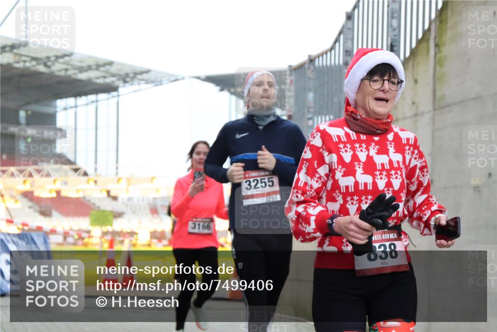 08.12.2024 - St. Pauli X-Mass-Run No. 14 H.Heesch http://msf.ph/oto/7499406 08.12.2024 10:02:35 Ziel 588, 838, 1784, 2780, 2965, 3255, 3304, 838, 3255 meine-sportfotos.de