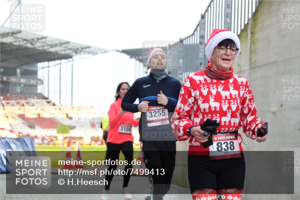 08.12.2024 - St. Pauli X-Mass-Run No. 14 H.Heesch http://msf.ph/oto/7499413 08.12.2024 10:02:35 Ziel 588, 838, 1784, 2780, 2965, 3255, 3304, 838, 3255 meine-sportfotos.de