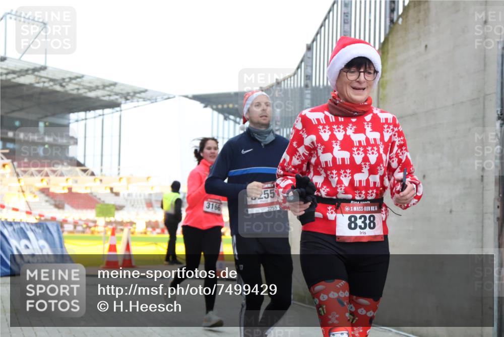 08.12.2024 - St. Pauli X-Mass-Run No. 14 H.Heesch http://msf.ph/oto/7499429 08.12.2024 10:02:35 Ziel 588, 838, 1784, 2780, 2965, 3255, 3304, 838, 3255 meine-sportfotos.de