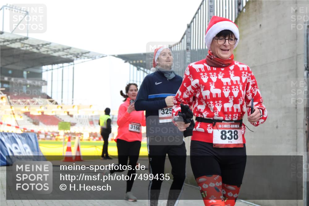 08.12.2024 - St. Pauli X-Mass-Run No. 14 H.Heesch http://msf.ph/oto/7499435 08.12.2024 10:02:35 Ziel 588, 838, 1784, 2780, 2965, 3255, 3304, 838, 3255 meine-sportfotos.de