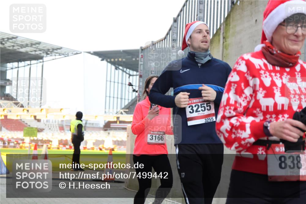 08.12.2024 - St. Pauli X-Mass-Run No. 14 H.Heesch http://msf.ph/oto/7499442 08.12.2024 10:02:36 Ziel 588, 838, 1784, 2780, 2965, 3255, 3304, 838, 3255 meine-sportfotos.de