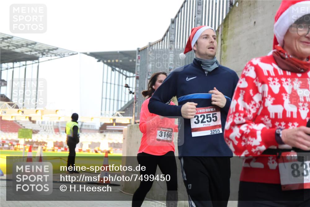 08.12.2024 - St. Pauli X-Mass-Run No. 14 H.Heesch http://msf.ph/oto/7499450 08.12.2024 10:02:36 Ziel 588, 838, 1784, 2780, 2965, 3255, 3304, 838, 3255 meine-sportfotos.de