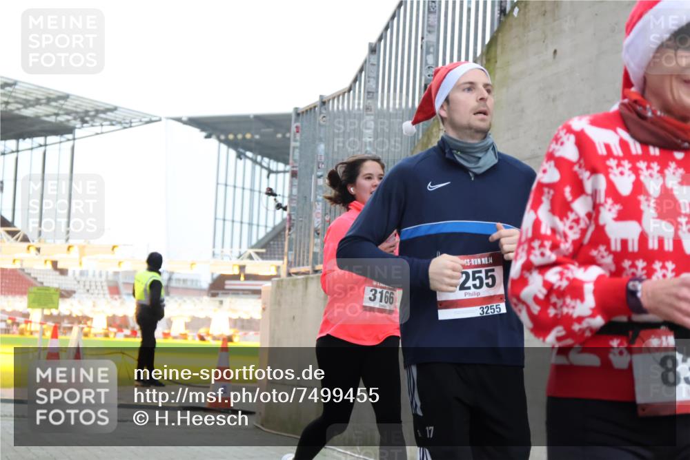 08.12.2024 - St. Pauli X-Mass-Run No. 14 H.Heesch http://msf.ph/oto/7499455 08.12.2024 10:02:36 Ziel 588, 838, 1784, 2780, 2965, 3255, 3304, 838, 3255 meine-sportfotos.de