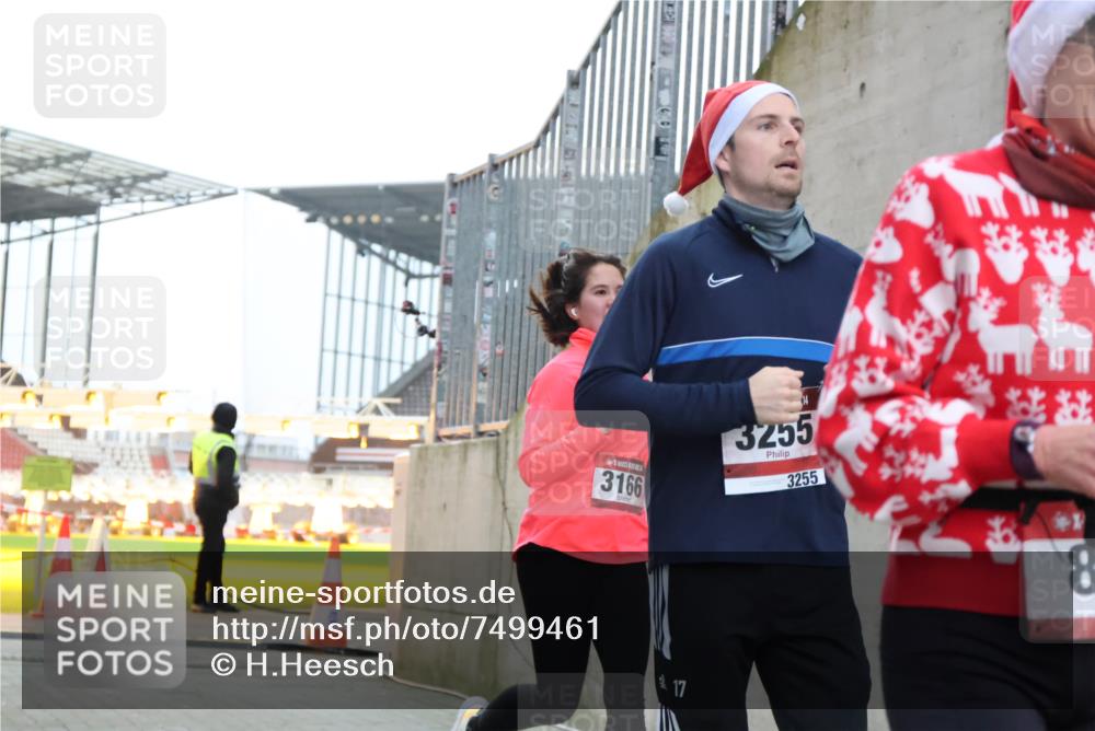 08.12.2024 - St. Pauli X-Mass-Run No. 14 H.Heesch http://msf.ph/oto/7499461 08.12.2024 10:02:36 Ziel 588, 838, 1784, 2780, 2965, 3255, 3304, 838, 3255 meine-sportfotos.de
