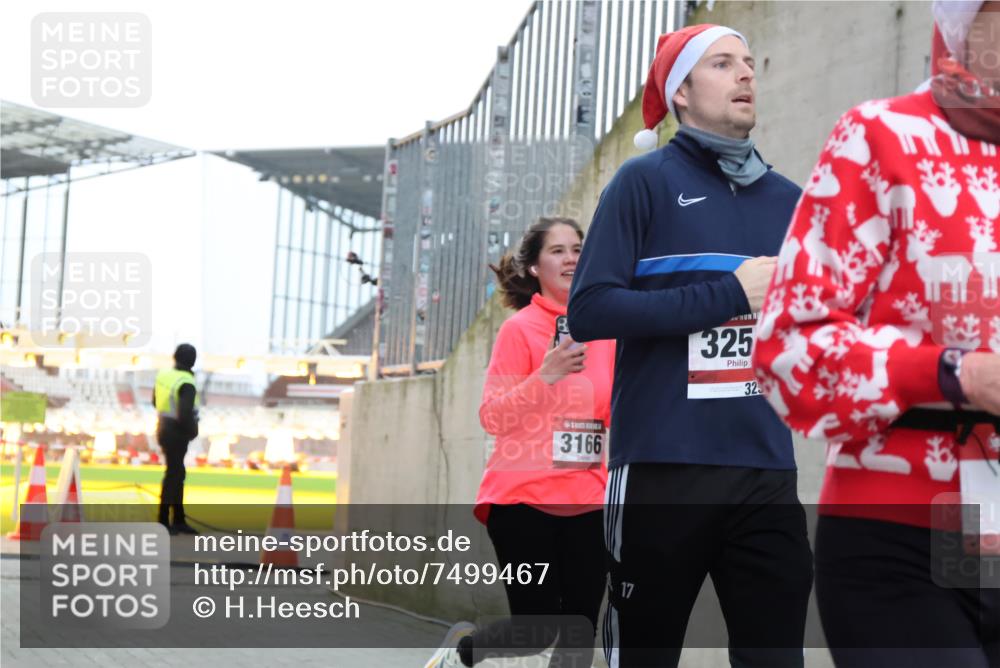 08.12.2024 - St. Pauli X-Mass-Run No. 14 H.Heesch http://msf.ph/oto/7499467 08.12.2024 10:02:36 Ziel 588, 838, 1784, 2780, 2965, 3255, 3304, 838, 3255 meine-sportfotos.de