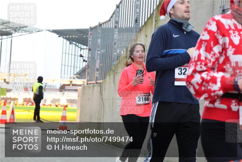 08.12.2024 - St. Pauli X-Mass-Run No. 14 H.Heesch http://msf.ph/oto/7499474 08.12.2024 10:02:36 Ziel 588, 838, 1784, 2780, 2965, 3255, 3304, 838, 3255 meine-sportfotos.de