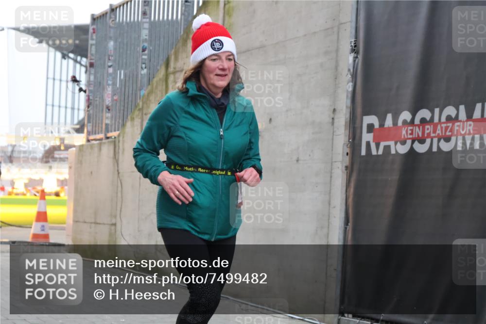 08.12.2024 - St. Pauli X-Mass-Run No. 14 H.Heesch http://msf.ph/oto/7499482 08.12.2024 10:02:46 Ziel 479, 838, 3255, 479, 604, 609 meine-sportfotos.de