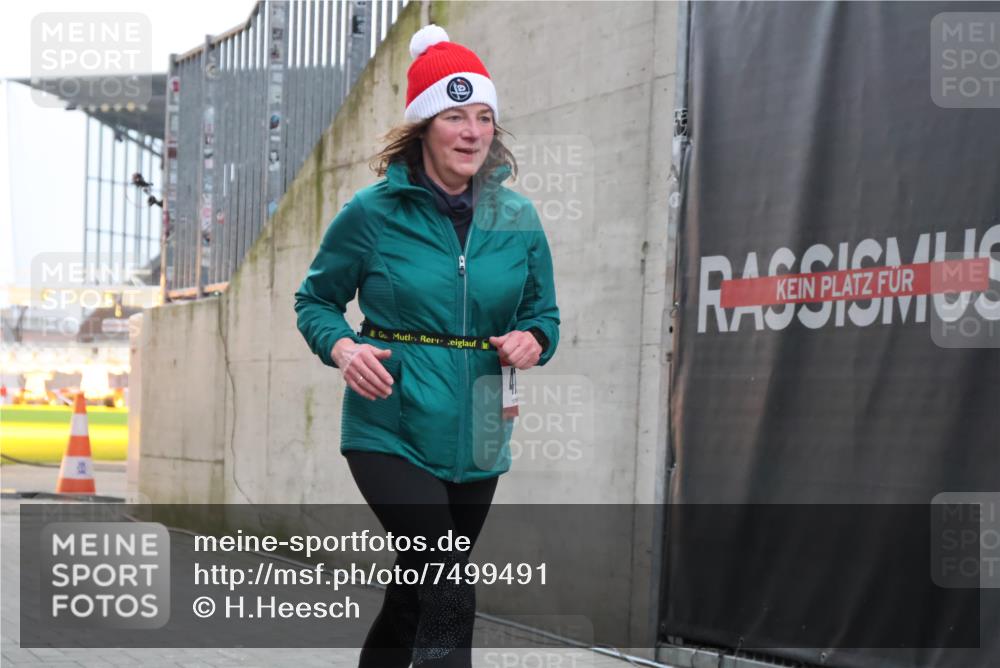 08.12.2024 - St. Pauli X-Mass-Run No. 14 H.Heesch http://msf.ph/oto/7499491 08.12.2024 10:02:46 Ziel 479, 838, 3255, 479, 604, 609 meine-sportfotos.de