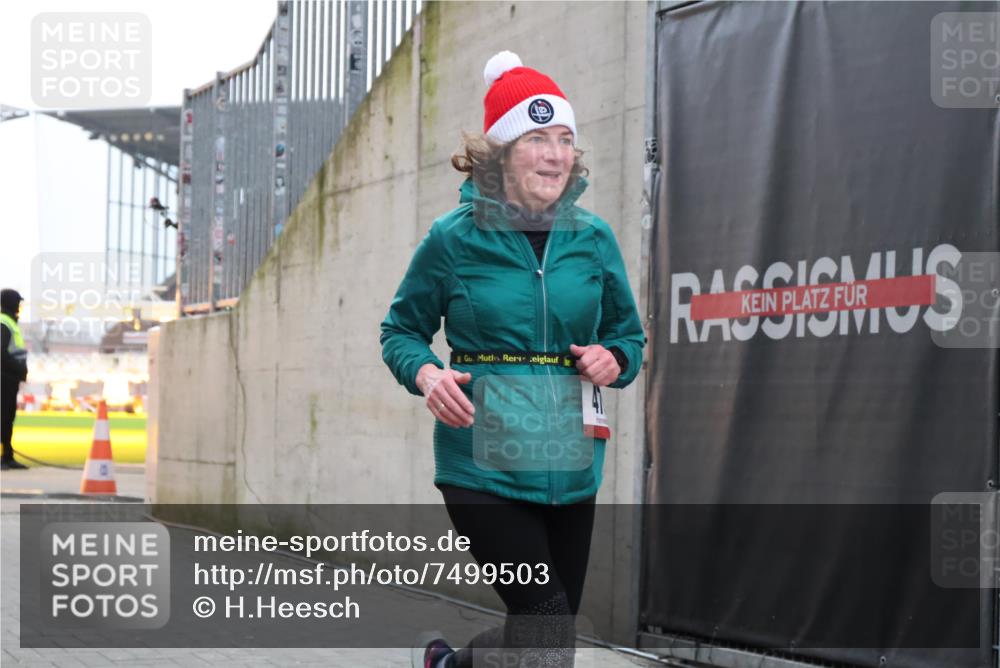 08.12.2024 - St. Pauli X-Mass-Run No. 14 H.Heesch http://msf.ph/oto/7499503 08.12.2024 10:02:46 Ziel 479, 838, 3255, 479, 604, 609 meine-sportfotos.de