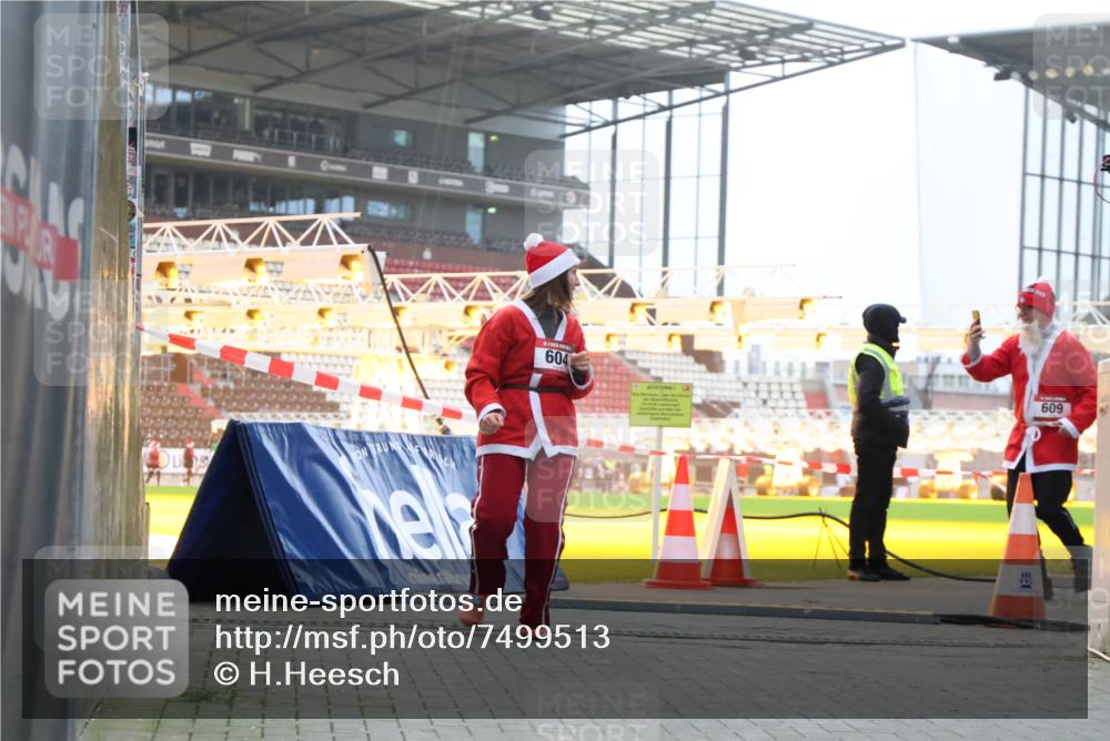 08.12.2024 - St. Pauli X-Mass-Run No. 14 H.Heesch http://msf.ph/oto/7499513 08.12.2024 10:02:49 Ziel 479, 3255, 187, 604, 609, 2211, 2334, 2371 meine-sportfotos.de