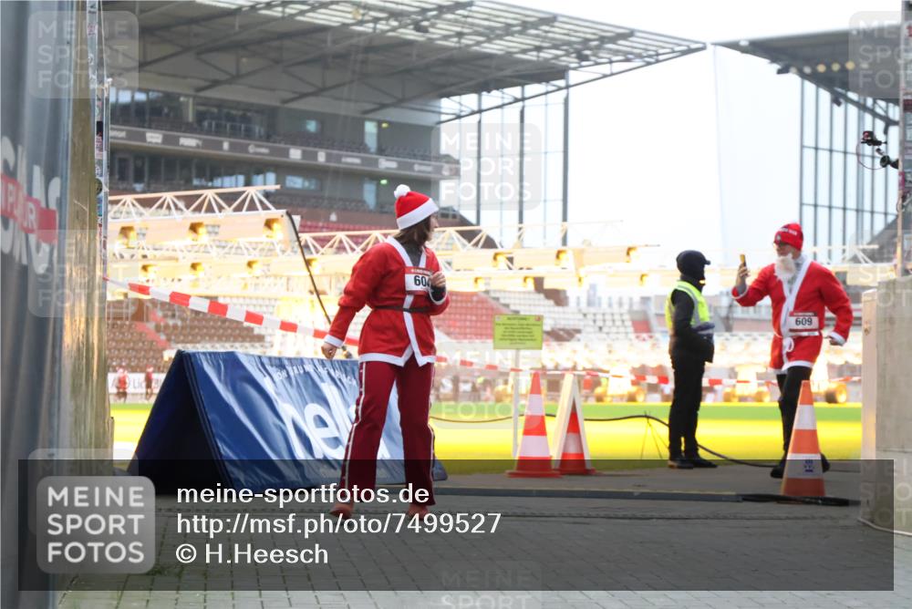 08.12.2024 - St. Pauli X-Mass-Run No. 14 H.Heesch http://msf.ph/oto/7499527 08.12.2024 10:02:49 Ziel 479, 3255, 187, 604, 609, 2211, 2334, 2371 meine-sportfotos.de