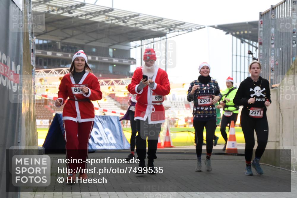 08.12.2024 - St. Pauli X-Mass-Run No. 14 H.Heesch http://msf.ph/oto/7499535 08.12.2024 10:02:53 Ziel 479, 187, 604, 609, 1275, 2211, 2334, 2371, 2898 meine-sportfotos.de