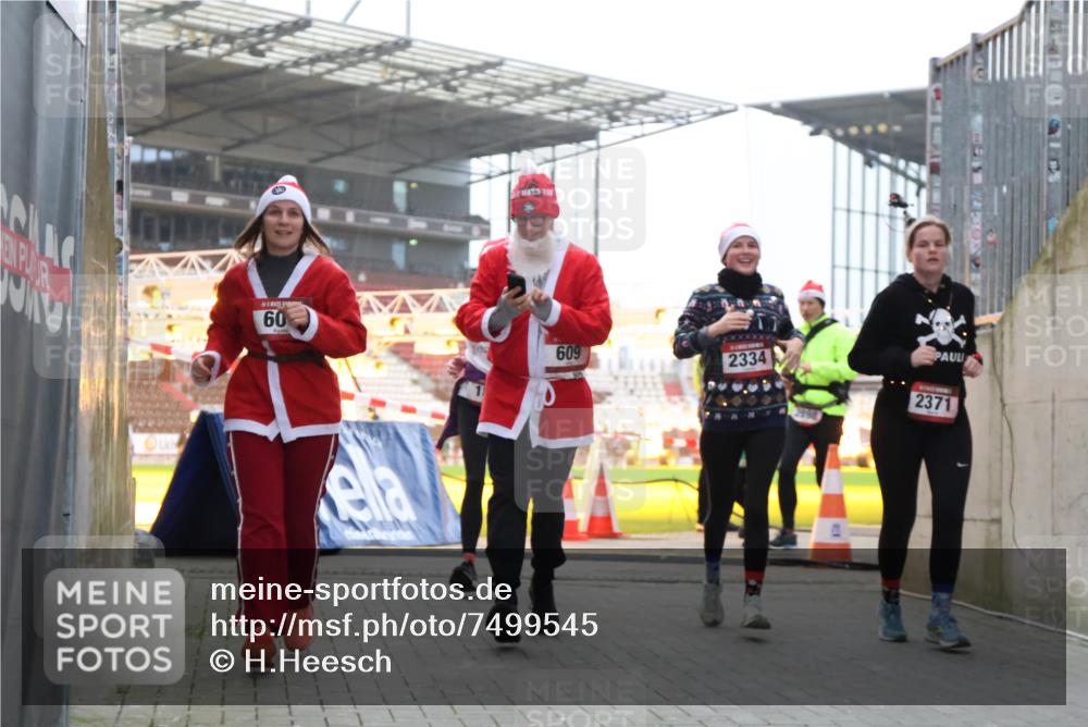 08.12.2024 - St. Pauli X-Mass-Run No. 14 H.Heesch http://msf.ph/oto/7499545 08.12.2024 10:02:53 Ziel 479, 187, 604, 609, 1275, 2211, 2334, 2371, 2898 meine-sportfotos.de