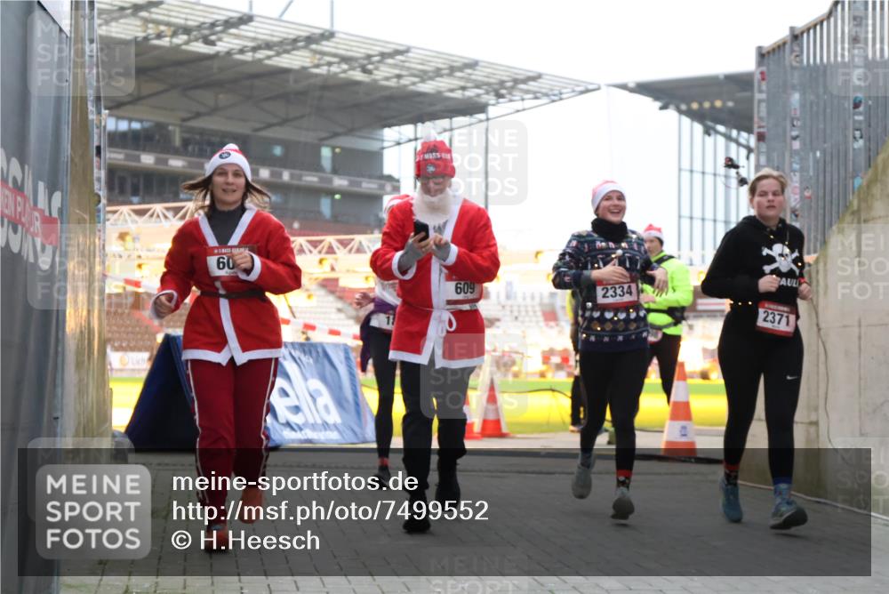08.12.2024 - St. Pauli X-Mass-Run No. 14 H.Heesch http://msf.ph/oto/7499552 08.12.2024 10:02:53 Ziel 479, 187, 604, 609, 1275, 2211, 2334, 2371, 2898 meine-sportfotos.de