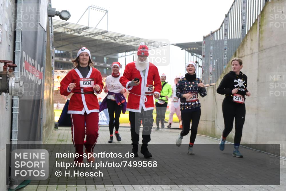 08.12.2024 - St. Pauli X-Mass-Run No. 14 H.Heesch http://msf.ph/oto/7499568 08.12.2024 10:02:54 Ziel 479, 604, 609, 187, 604, 609, 1275, 2211, 2334, 2371, 2898 meine-sportfotos.de