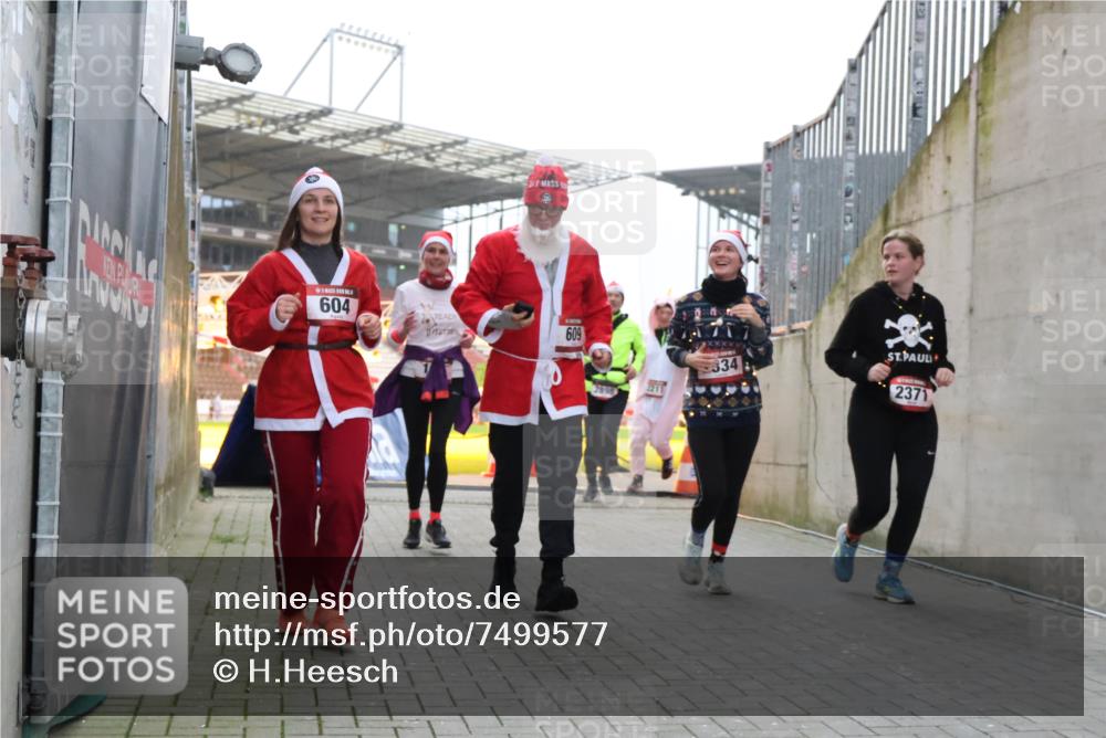 08.12.2024 - St. Pauli X-Mass-Run No. 14 H.Heesch http://msf.ph/oto/7499577 08.12.2024 10:02:54 Ziel 479, 604, 609, 187, 604, 609, 1275, 2211, 2334, 2371, 2898 meine-sportfotos.de