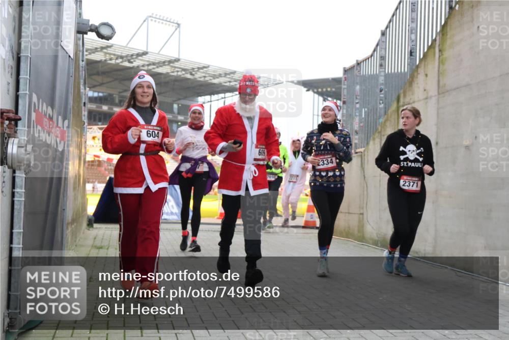 08.12.2024 - St. Pauli X-Mass-Run No. 14 H.Heesch http://msf.ph/oto/7499586 08.12.2024 10:02:54 Ziel 479, 604, 609, 187, 604, 609, 1275, 2211, 2334, 2371, 2898 meine-sportfotos.de