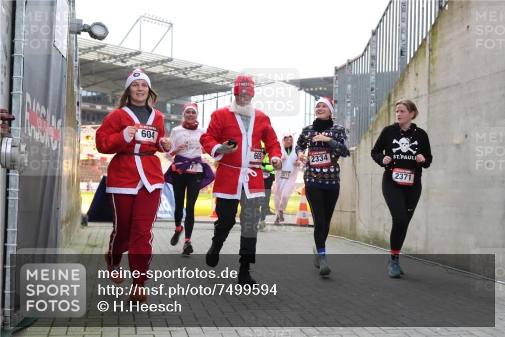 08.12.2024 - St. Pauli X-Mass-Run No. 14 H.Heesch http://msf.ph/oto/7499594 08.12.2024 10:02:54 Ziel 479, 604, 609, 187, 604, 609, 1275, 2211, 2334, 2371, 2898 meine-sportfotos.de