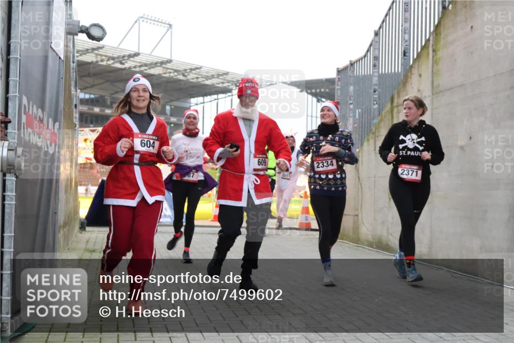 08.12.2024 - St. Pauli X-Mass-Run No. 14 H.Heesch http://msf.ph/oto/7499602 08.12.2024 10:02:54 Ziel 479, 604, 609, 187, 604, 609, 1275, 2211, 2334, 2371, 2898 meine-sportfotos.de