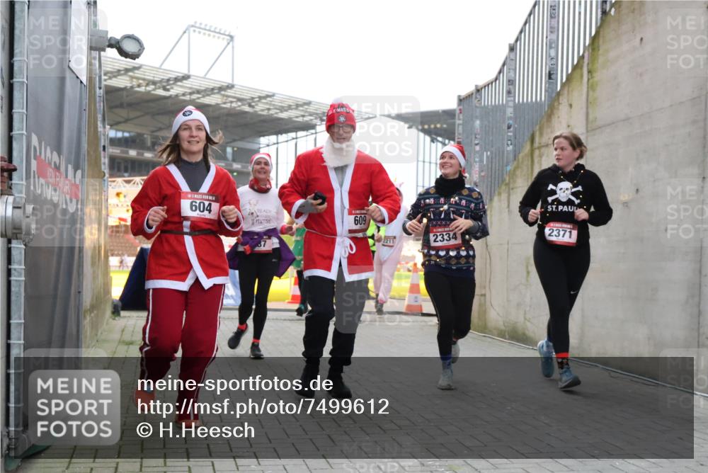 08.12.2024 - St. Pauli X-Mass-Run No. 14 H.Heesch http://msf.ph/oto/7499612 08.12.2024 10:02:54 Ziel 479, 604, 609, 187, 604, 609, 1275, 2211, 2334, 2371, 2898 meine-sportfotos.de