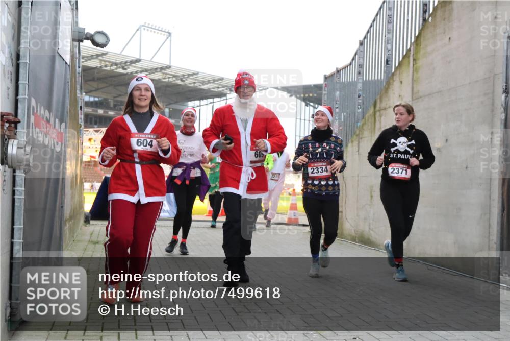 08.12.2024 - St. Pauli X-Mass-Run No. 14 H.Heesch http://msf.ph/oto/7499618 08.12.2024 10:02:54 Ziel 479, 604, 609, 187, 604, 609, 1275, 2211, 2334, 2371, 2898 meine-sportfotos.de