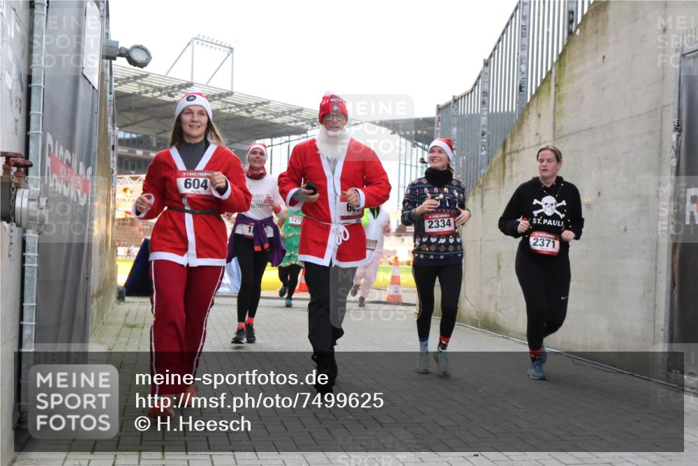 08.12.2024 - St. Pauli X-Mass-Run No. 14 H.Heesch http://msf.ph/oto/7499625 08.12.2024 10:02:54 Ziel 479, 604, 609, 187, 604, 609, 1275, 2211, 2334, 2371, 2898 meine-sportfotos.de