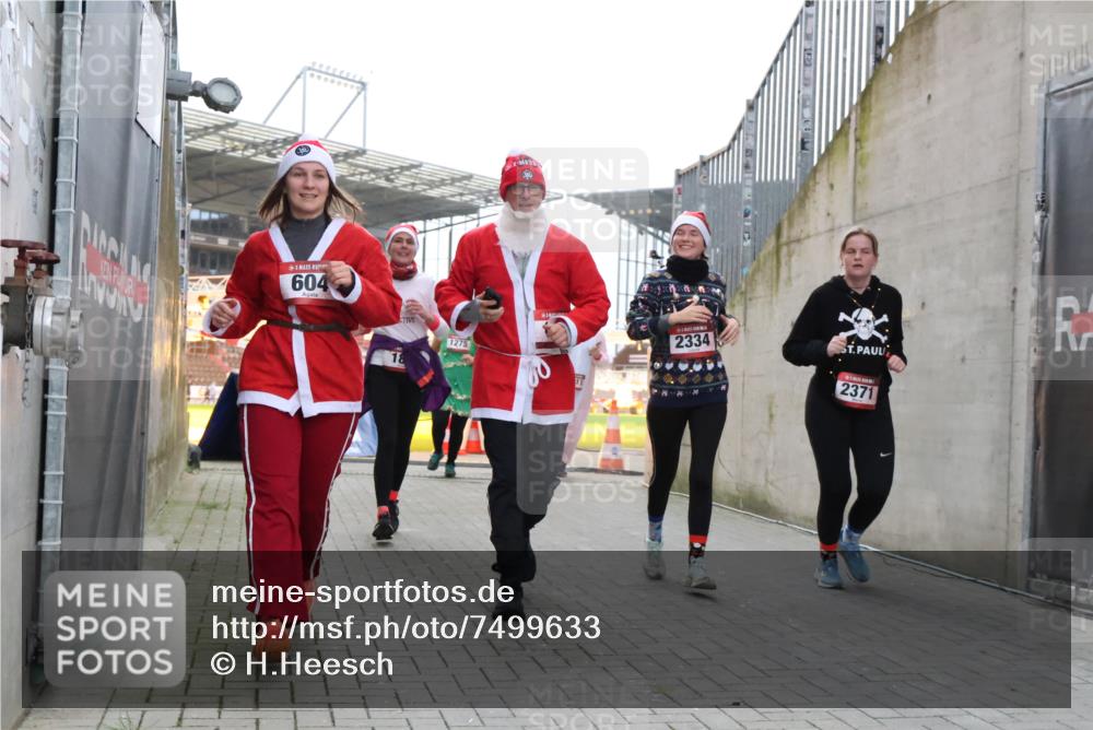 08.12.2024 - St. Pauli X-Mass-Run No. 14 H.Heesch http://msf.ph/oto/7499633 08.12.2024 10:02:54 Ziel 479, 604, 609, 187, 604, 609, 1275, 2211, 2334, 2371, 2898 meine-sportfotos.de