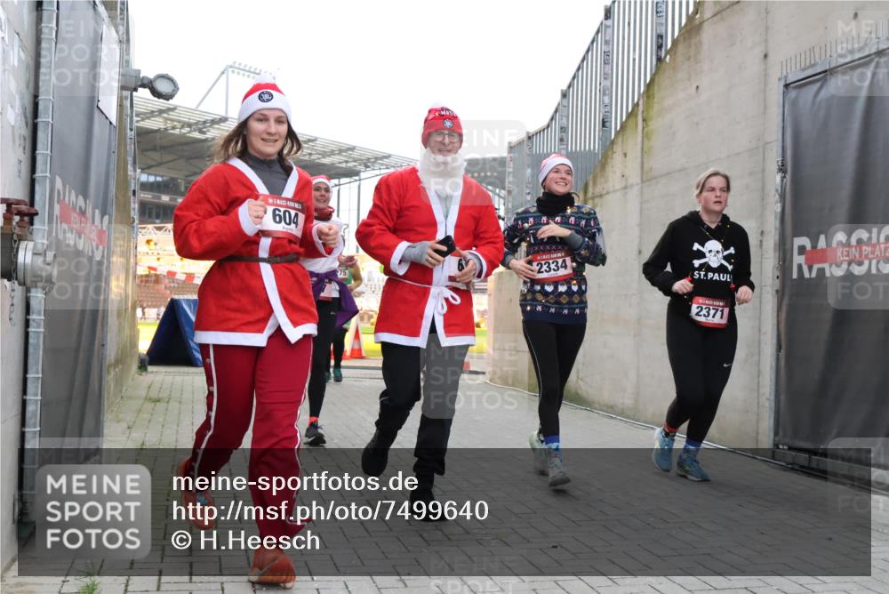 08.12.2024 - St. Pauli X-Mass-Run No. 14 H.Heesch http://msf.ph/oto/7499640 08.12.2024 10:02:55 Ziel 479, 604, 609, 2334, 2371, 187, 604, 609, 1275, 2211, 2334, 2371, 2898 meine-sportfotos.de