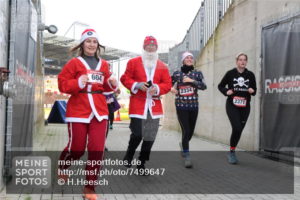 08.12.2024 - St. Pauli X-Mass-Run No. 14 H.Heesch http://msf.ph/oto/7499647 08.12.2024 10:02:55 Ziel 479, 604, 609, 2334, 2371, 187, 604, 609, 1275, 2211, 2334, 2371, 2898 meine-sportfotos.de