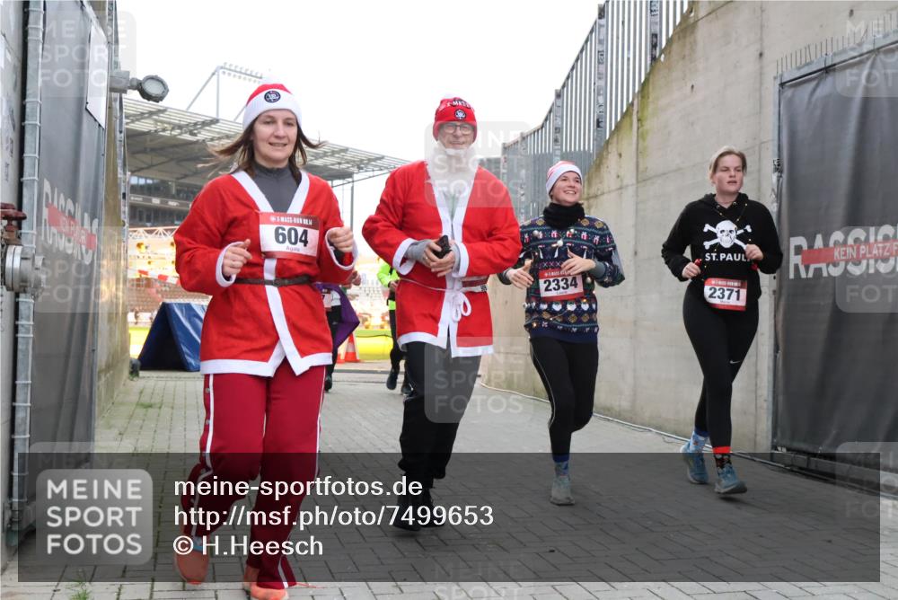 08.12.2024 - St. Pauli X-Mass-Run No. 14 H.Heesch http://msf.ph/oto/7499653 08.12.2024 10:02:55 Ziel 479, 604, 609, 2334, 2371, 187, 604, 609, 1275, 2211, 2334, 2371, 2898 meine-sportfotos.de