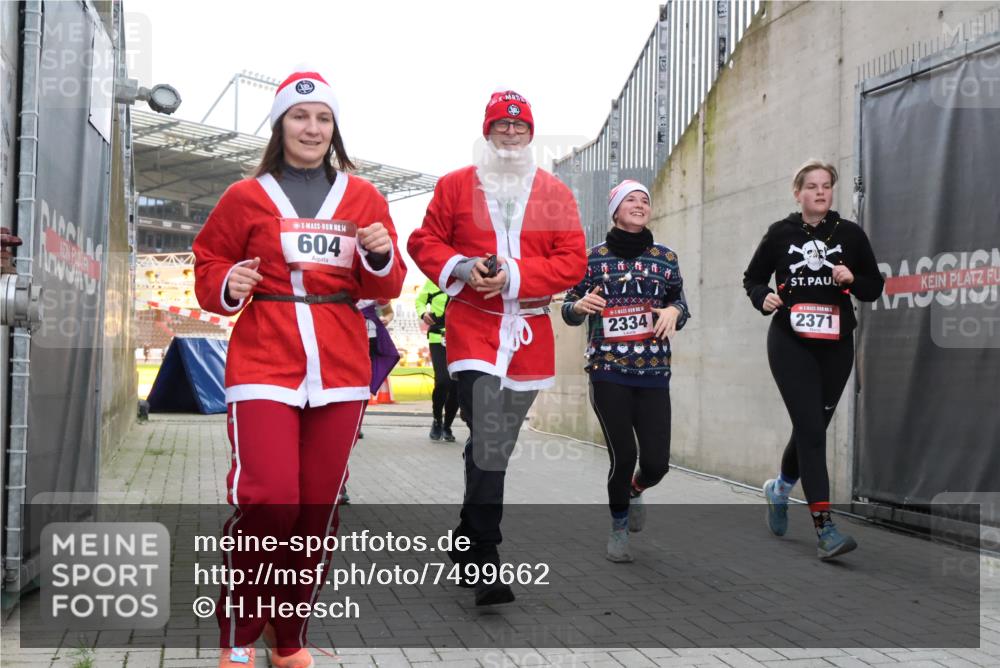 08.12.2024 - St. Pauli X-Mass-Run No. 14 H.Heesch http://msf.ph/oto/7499662 08.12.2024 10:02:55 Ziel 479, 604, 609, 2334, 2371, 187, 604, 609, 1275, 2211, 2334, 2371, 2898 meine-sportfotos.de