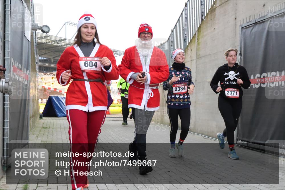 08.12.2024 - St. Pauli X-Mass-Run No. 14 H.Heesch http://msf.ph/oto/7499667 08.12.2024 10:02:55 Ziel 479, 604, 609, 2334, 2371, 187, 604, 609, 1275, 2211, 2334, 2371, 2898 meine-sportfotos.de