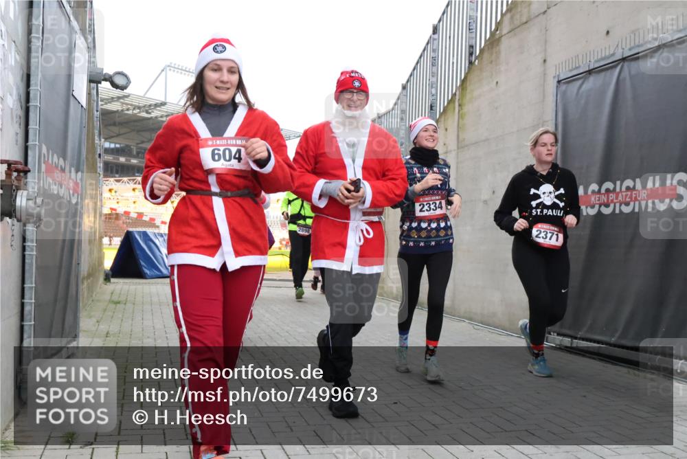 08.12.2024 - St. Pauli X-Mass-Run No. 14 H.Heesch http://msf.ph/oto/7499673 08.12.2024 10:02:55 Ziel 479, 604, 609, 2334, 2371, 187, 604, 609, 1275, 2211, 2334, 2371, 2898 meine-sportfotos.de