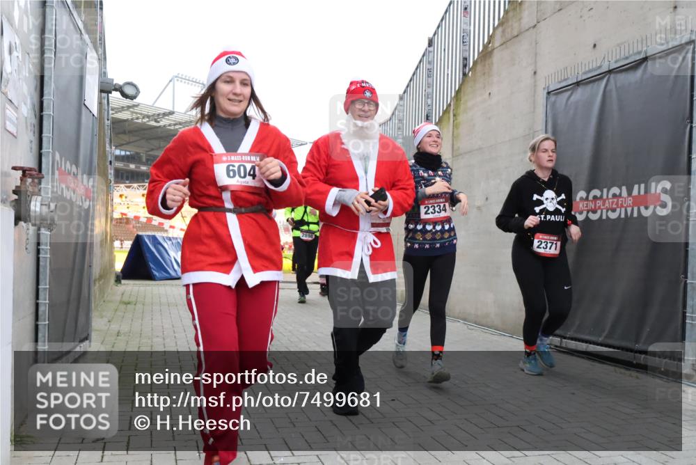 08.12.2024 - St. Pauli X-Mass-Run No. 14 H.Heesch http://msf.ph/oto/7499681 08.12.2024 10:02:55 Ziel 479, 604, 609, 2334, 2371, 187, 604, 609, 1275, 2211, 2334, 2371, 2898 meine-sportfotos.de