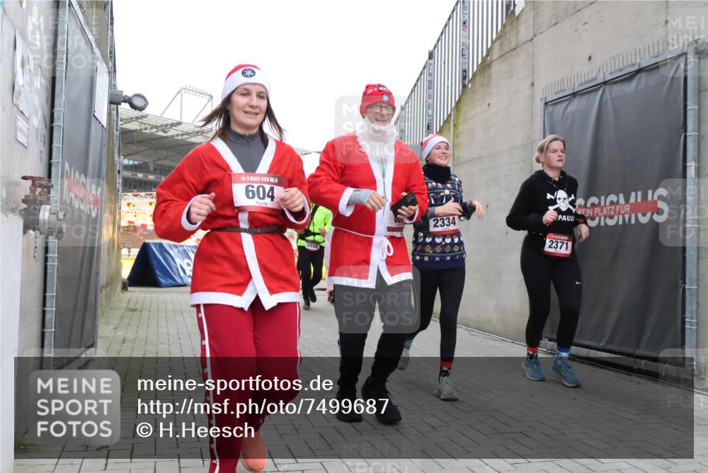 08.12.2024 - St. Pauli X-Mass-Run No. 14 H.Heesch http://msf.ph/oto/7499687 08.12.2024 10:02:55 Ziel 479, 604, 609, 2334, 2371, 187, 604, 609, 1275, 2211, 2334, 2371, 2898 meine-sportfotos.de