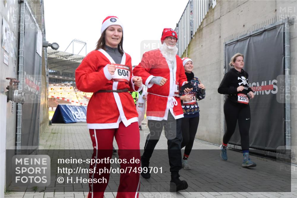 08.12.2024 - St. Pauli X-Mass-Run No. 14 H.Heesch http://msf.ph/oto/7499701 08.12.2024 10:02:55 Ziel 479, 604, 609, 2334, 2371, 187, 604, 609, 1275, 2211, 2334, 2371, 2898 meine-sportfotos.de