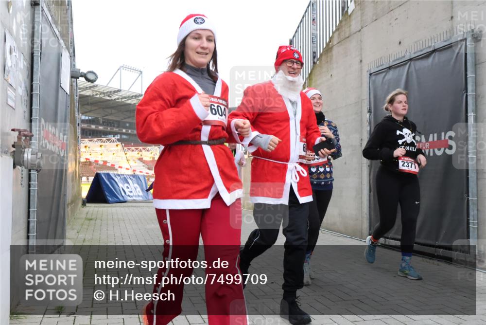 08.12.2024 - St. Pauli X-Mass-Run No. 14 H.Heesch http://msf.ph/oto/7499709 08.12.2024 10:02:55 Ziel 479, 604, 609, 2334, 2371, 187, 604, 609, 1275, 2211, 2334, 2371, 2898 meine-sportfotos.de